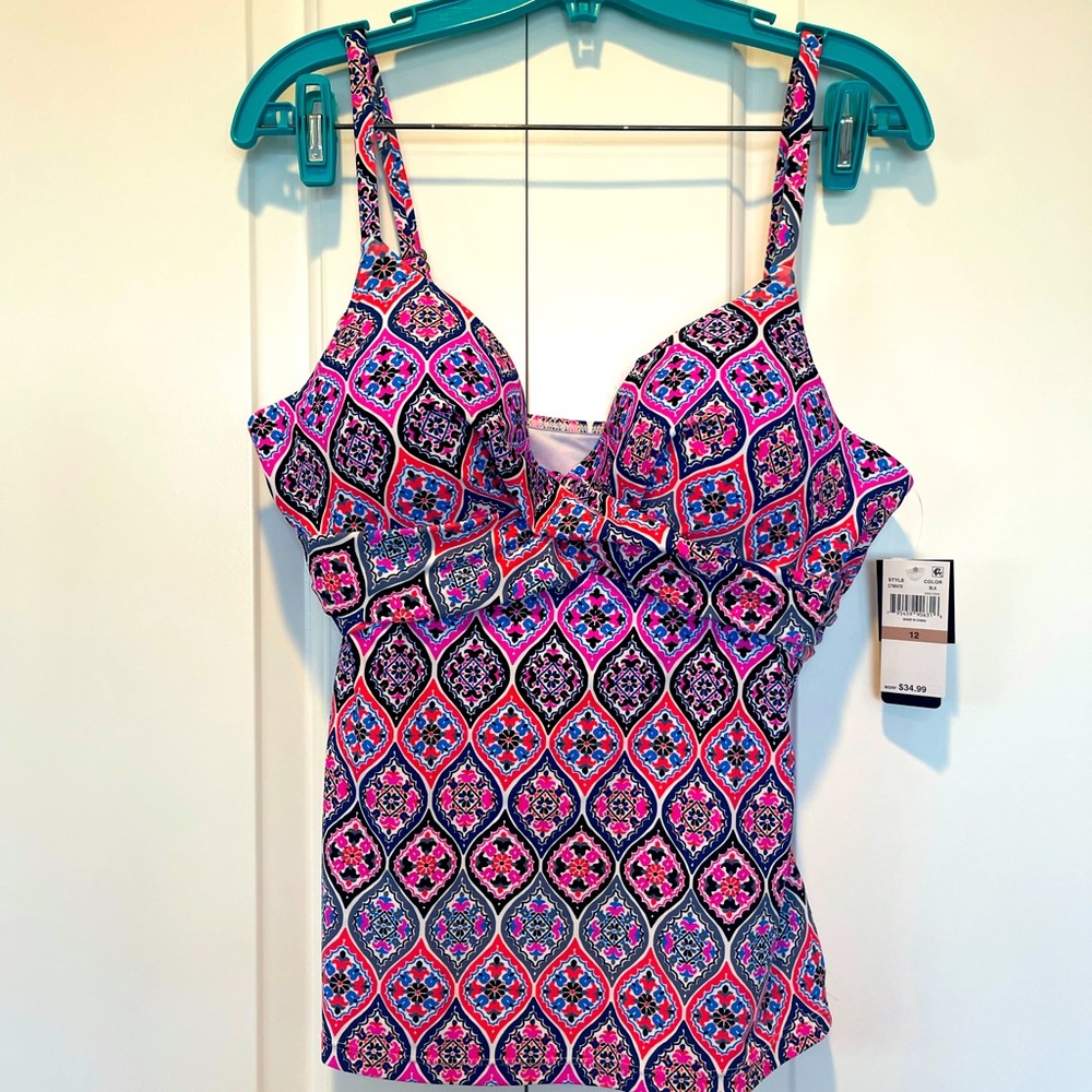 Tankini bathing suit top & bottoms.